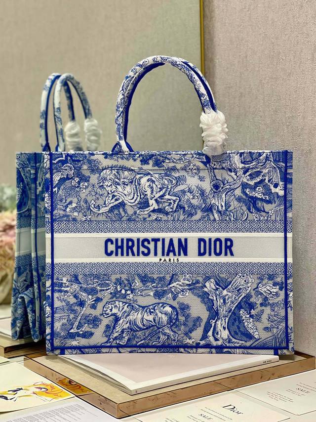 限时优惠，大号430 原单品质，支持退换 透明荧光蓝虎 大号 Dior Book Tote 购物袋 这款Book Tote手袋灵感来自女装创意总监玛丽亚 嘉茜娅