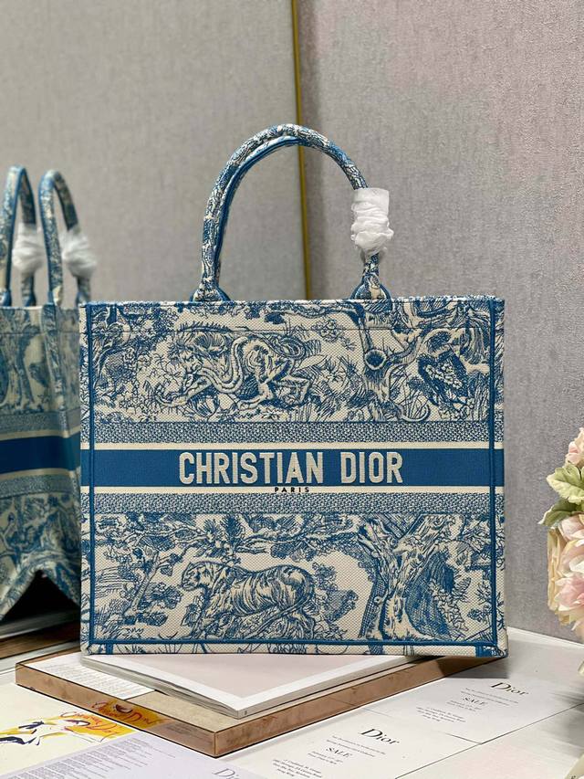 限时优惠,大号430 原单品质,支持退换 浅蓝老虎 大号 Dior Book Tote 购物袋 这款Book Tote手袋灵感来自女装创意总监玛丽亚 嘉茜娅 蔻 限时优惠,大号430 原单品质,支持退换 浅蓝老虎 大号 Dior Book Tote 购物袋 这款Book Tote手袋灵感来自女装创意总监玛丽亚 嘉茜娅 蔻