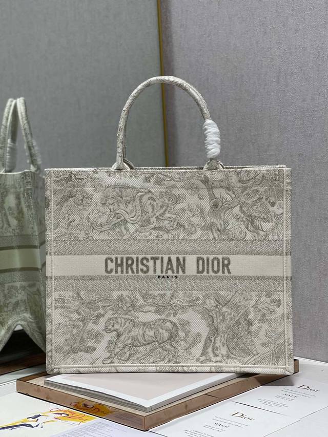 限时优惠，大号430 原单品质，支持退换 金属老虎 大号 Dior Book Tote 购物袋 这款Book Tote手袋灵感来自女装创意总监玛丽亚 嘉茜娅 蔻