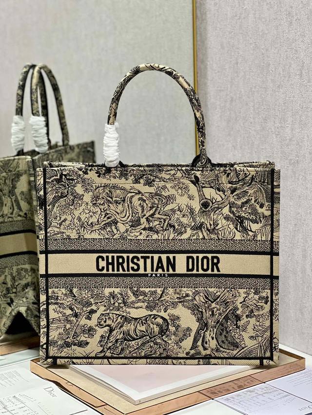 限时优惠，大号430 原单品质，支持退换 杏老虎 大号 Dior Book Tote 购物袋 这款Book Tote手袋灵感来自女装创意总监玛丽亚 嘉茜娅 蔻丽