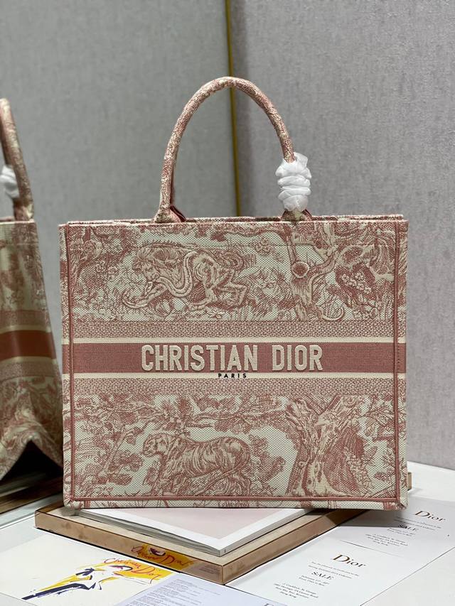限时优惠，大号430 原单品质，支持退换 深粉老虎 大号 Dior Book Tote 购物袋 这款Book Tote手袋灵感来自女装创意总监玛丽亚 嘉茜娅 蔻