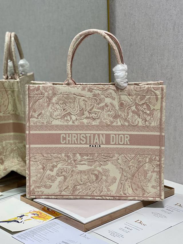 限时优惠,大号430 原单品质,支持退换 粉老虎 大号 Dior Book Tote 购物袋 这款Book Tote手袋灵感来自女装创意总监玛丽亚 嘉茜娅 蔻丽 限时优惠,大号430 原单品质,支持退换 粉老虎 大号 Dior Book Tote 购物袋 这款Book Tote手袋灵感来自女装创意总监玛丽亚 嘉茜娅 蔻丽