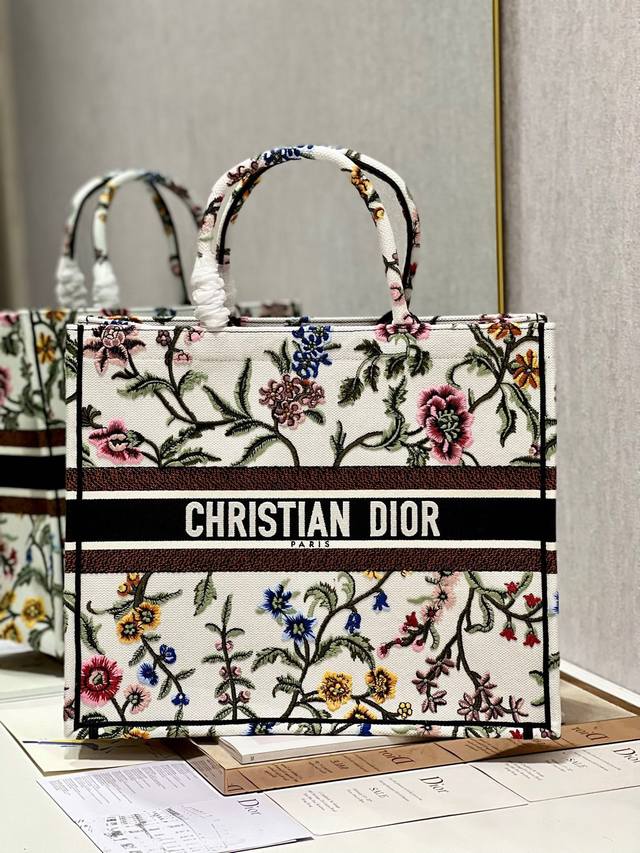 限时优惠，大号430 原单品质，支持退换 繁花白 大号 Dior Book Tote 购物袋 这款Book Tote手袋灵感来自女装创意总监玛丽亚 嘉茜娅 蔻丽