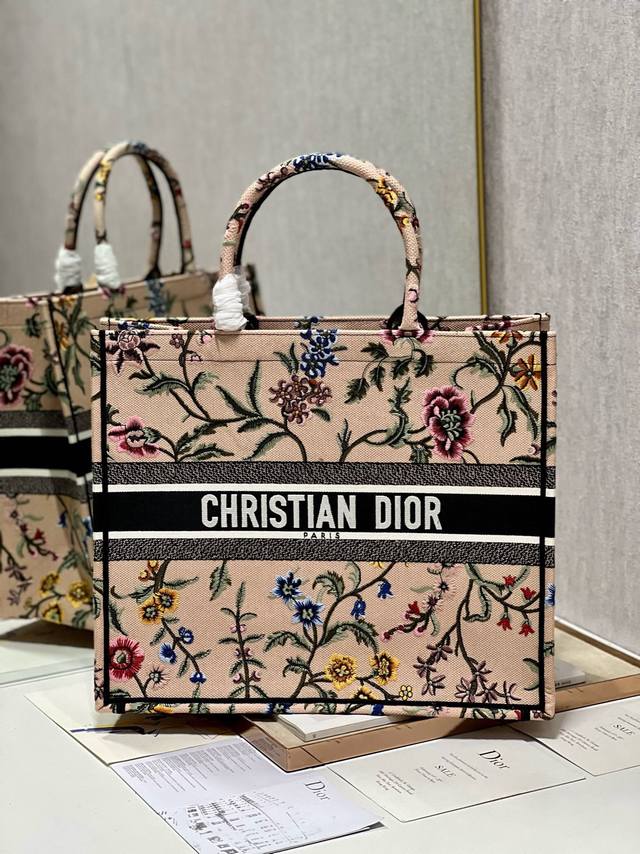 限时优惠，大号430 原单品质，支持退换 繁花粉 大号 Dior Book Tote 购物袋 这款Book Tote手袋灵感来自女装创意总监玛丽亚 嘉茜娅 蔻丽