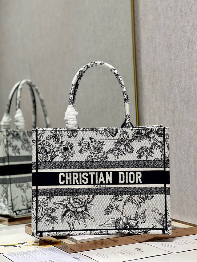 限时优惠,中号390 全新包装,支持退换 格兰花蓝 中号 Dior Book Tote 购物袋 这款Book Tote手袋灵感来自女装创意总监玛丽亚 嘉茜娅 蔻 限时优惠,中号390 全新包装,支持退换 格兰花蓝 中号 Dior Book Tote 购物袋 这款Book Tote手袋灵感来自女装创意总监玛丽亚 嘉茜娅 蔻