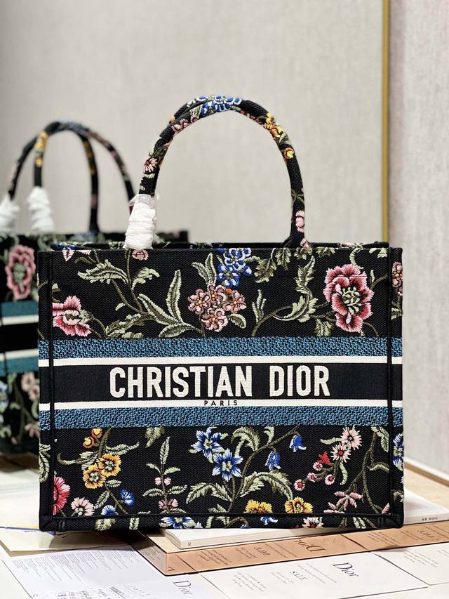 限时优惠,中号390 全新包装,支持退换 繁花黑 中号 Dior Book Tote 购物袋 这款Book Tote手袋灵感来自女装创意总监玛丽亚 嘉茜娅 蔻丽 限时优惠,中号390 全新包装,支持退换 繁花黑 中号 Dior Book Tote 购物袋 这款Book Tote手袋灵感来自女装创意总监玛丽亚 嘉茜娅 蔻丽