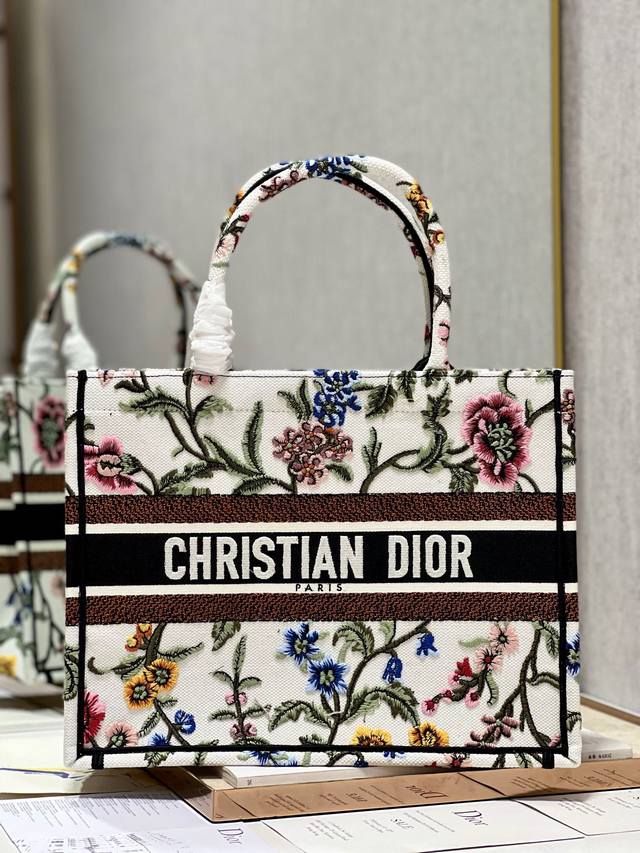 限时优惠，中号390 全新包装，支持退换 繁花白 中号 Dior Book Tote 购物袋 这款Book Tote手袋灵感来自女装创意总监玛丽亚 嘉茜娅 蔻丽