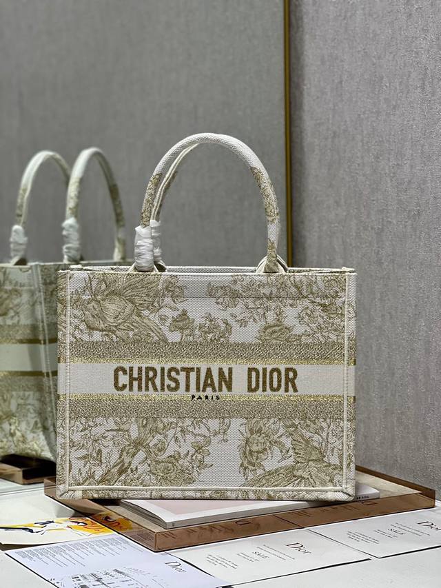 限时优惠，中号390 全新包装，支持退换 金喜鹊 中号 Dior Book Tote 购物袋 这款Book Tote手袋灵感来自女装创意总监玛丽亚 嘉茜娅 蔻丽