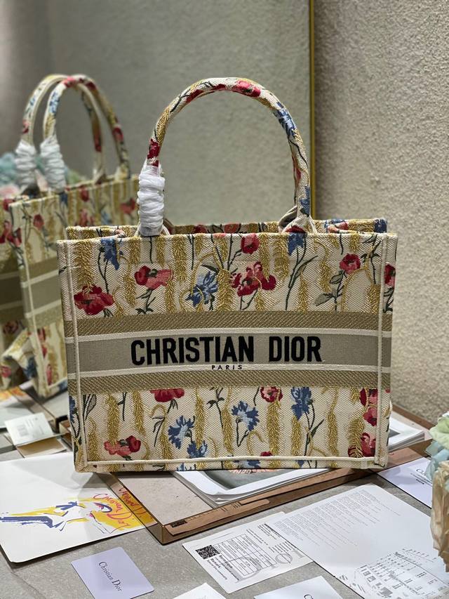 限时优惠,中号390 原单品质,支持退换 扶桑花 中号 Dior Book Tote 购物袋 这款Book Tote手袋灵感来自女装创意总监玛丽亚 嘉茜娅 蔻丽 限时优惠,中号390 原单品质,支持退换 扶桑花 中号 Dior Book Tote 购物袋 这款Book Tote手袋灵感来自女装创意总监玛丽亚 嘉茜娅 蔻丽