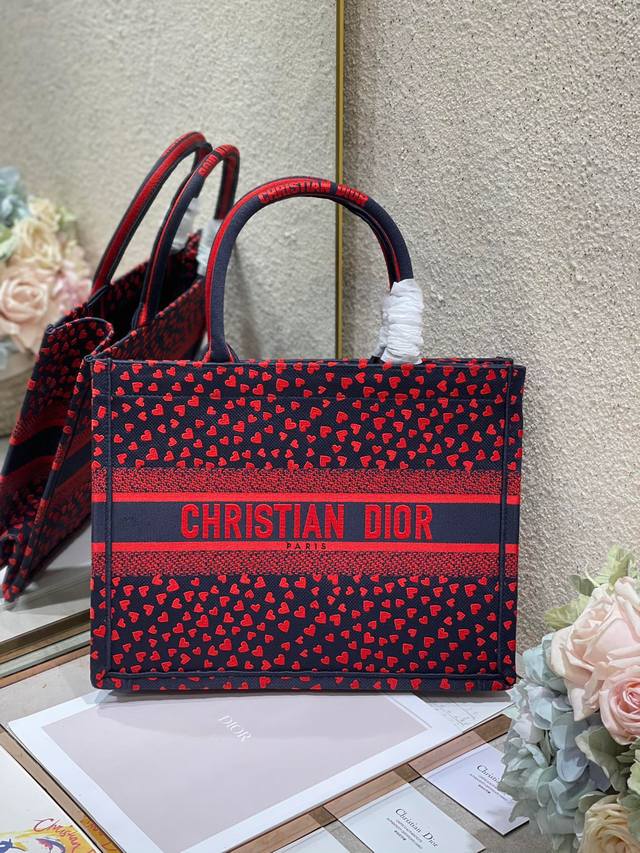 限时优惠，中号390 原单品质，支持退换 小爱心 中号 Dior Book Tote 购物袋 这款Book Tote手袋灵感来自女装创意总监玛丽亚 嘉茜娅 蔻丽