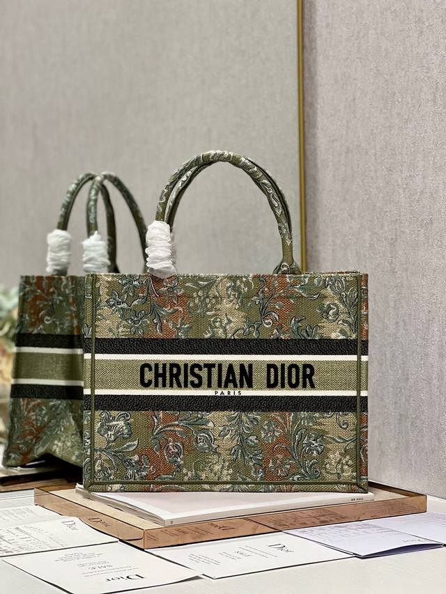 限时优惠，中号390 原单品质，支持退换 绿花 中号 Dior Book Tote 购物袋 这款Book Tote手袋灵感来自女装创意总监玛丽亚 嘉茜娅 蔻丽