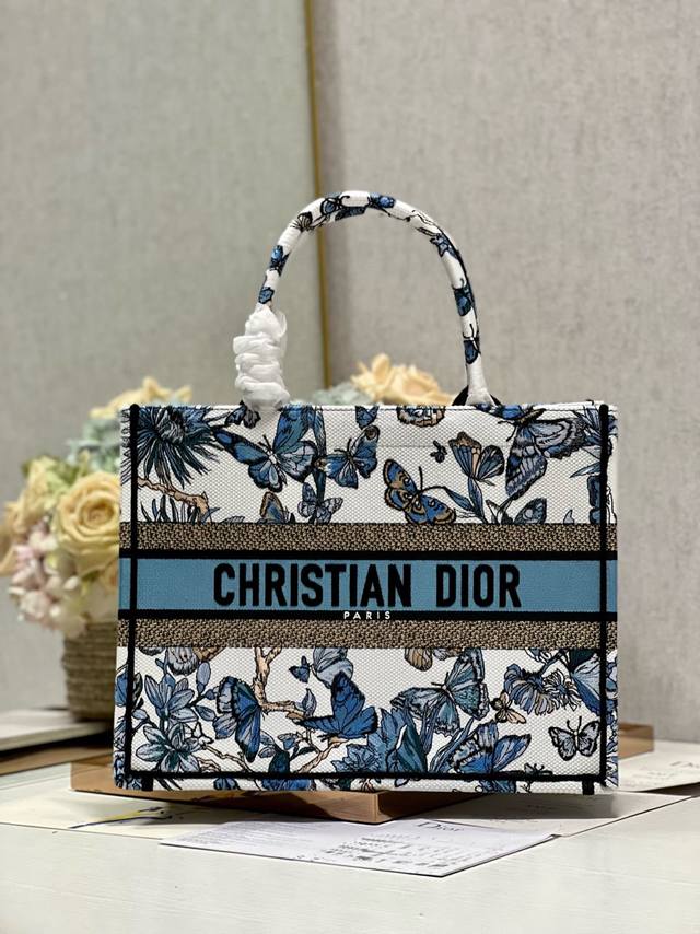 限时优惠,中号390 原单品质,支持退换 蓝蝴蝶 中号 Dior Book Tote 购物袋 这款Book Tote手袋灵感来自女装创意总监玛丽亚 嘉茜娅 蔻丽 限时优惠,中号390 原单品质,支持退换 蓝蝴蝶 中号 Dior Book Tote 购物袋 这款Book Tote手袋灵感来自女装创意总监玛丽亚 嘉茜娅 蔻丽
