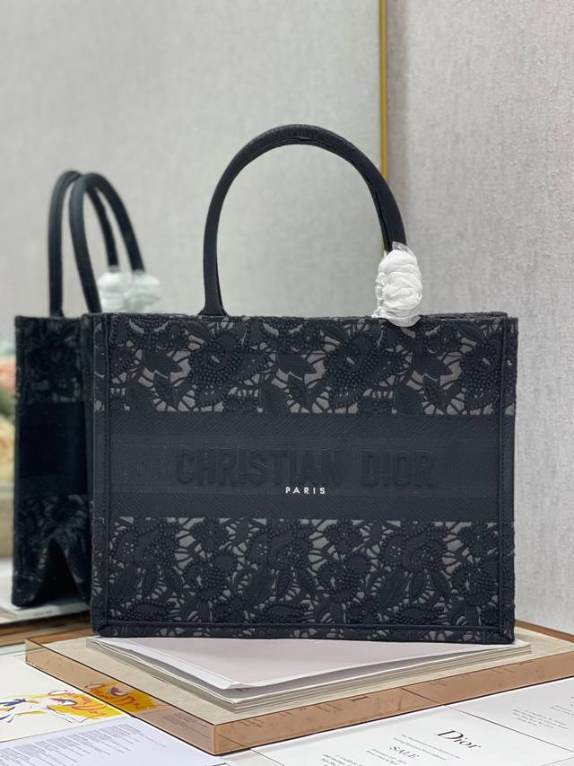 限时优惠，中号390 原单品质，支持退换 蕾丝黑 中号 Dior Book Tote 购物袋 这款Book Tote手袋灵感来自女装创意总监玛丽亚 嘉茜娅 蔻丽