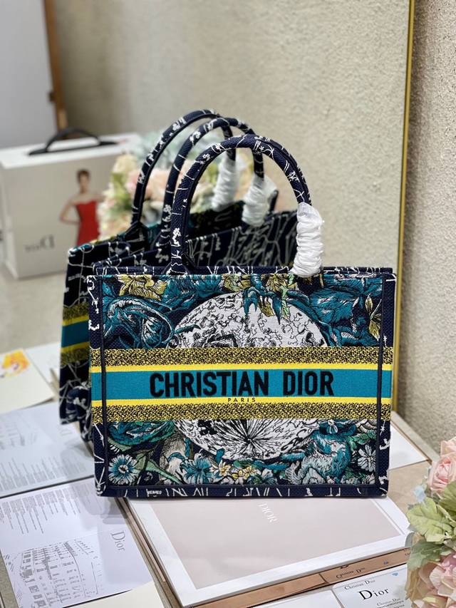 限时优惠,中号390 原单品质,支持退换 蓝色十二生肖 中号 Dior Book Tote 购物袋 这款Book Tote手袋灵感来自女装创意总监玛丽亚 嘉茜娅 限时优惠,中号390 原单品质,支持退换 蓝色十二生肖 中号 Dior Book Tote 购物袋 这款Book Tote手袋灵感来自女装创意总监玛丽亚 嘉茜娅