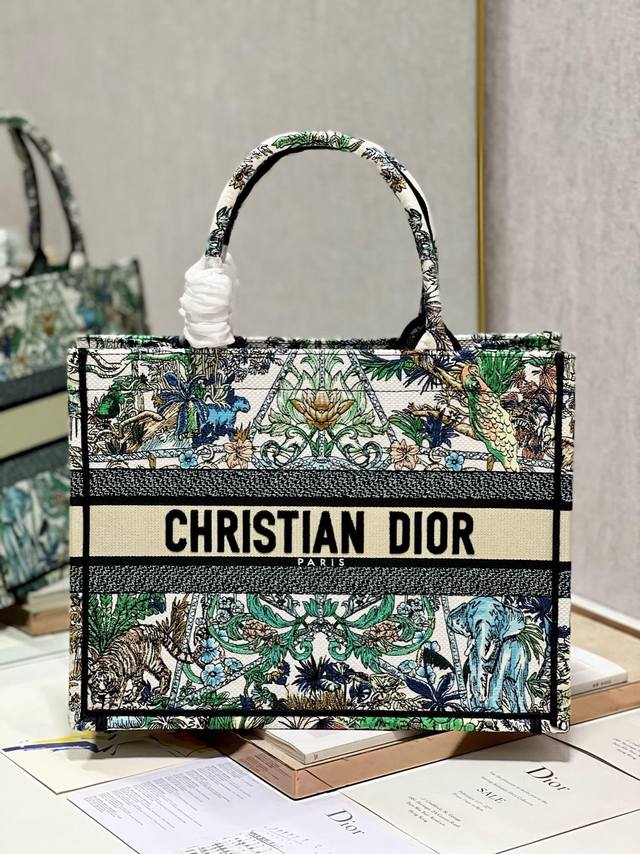 限时优惠，中号390 原单品质，支持退换 旅行星绿 中号 Dior Book Tote 购物袋 这款Book Tote手袋灵感来自女装创意总监玛丽亚 嘉茜娅 蔻