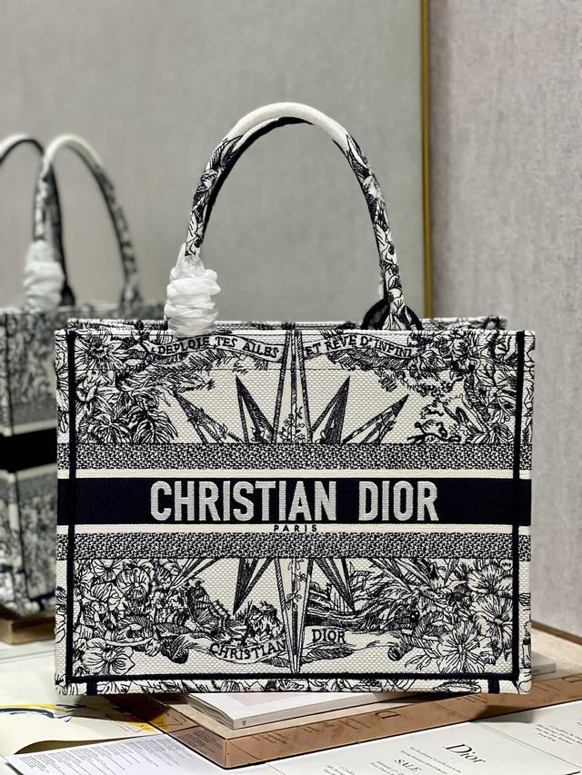 限时优惠，中号390 原单品质，支持退换 八角星浅蓝 中号 Dior Book Tote 购物袋 这款Book Tote手袋灵感来自女装创意总监玛丽亚 嘉茜娅