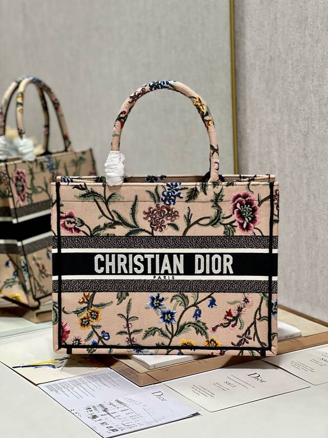 限时优惠，中号390 原单品质，支持退换 繁花粉 中号 Dior Book Tote 购物袋 这款Book Tote手袋灵感来自女装创意总监玛丽亚 嘉茜娅 蔻丽