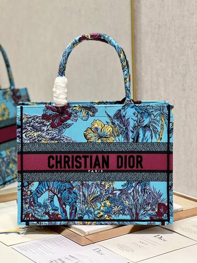限时优惠，中号390 原单品质，支持退换 大象蓝 中号 Dior Book Tote 购物袋 这款Book Tote手袋灵感来自女装创意总监玛丽亚 嘉茜娅 蔻丽