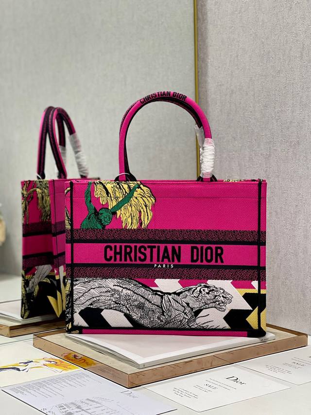 限时优惠，中号390 原单品质，支持退换 粉红豹 中号 Dior Book Tote 购物袋 这款Book Tote手袋灵感来自女装创意总监玛丽亚 嘉茜娅 蔻丽