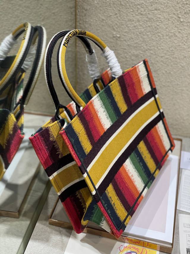 限时优惠,中号390 原单品质,支持退换 电图彩虹 中号 Dior Book Tote 购物袋 这款Book Tote手袋灵感来自女装创意总监玛丽亚 嘉茜娅 蔻 限时优惠,中号390 原单品质,支持退换 电图彩虹 中号 Dior Book Tote 购物袋 这款Book Tote手袋灵感来自女装创意总监玛丽亚 嘉茜娅 蔻