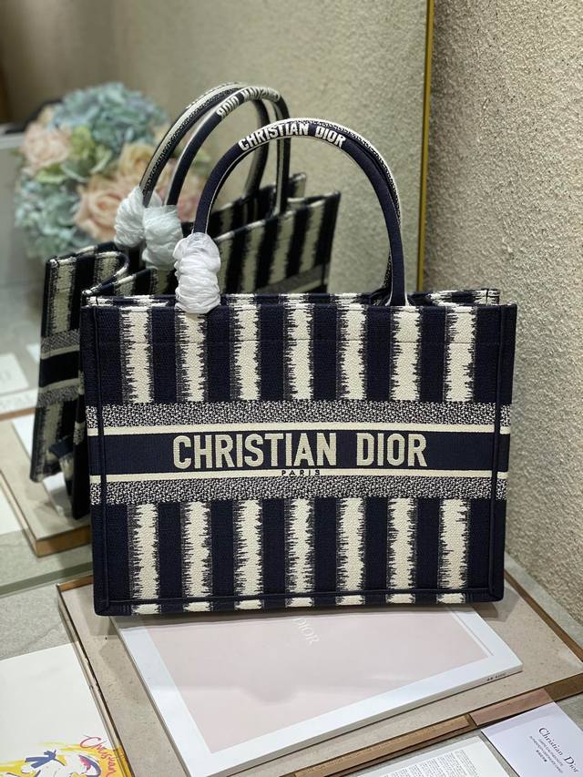 限时优惠，中号390 原单品质，支持退换 电图蓝 中号 Dior Book Tote 购物袋 这款Book Tote手袋灵感来自女装创意总监玛丽亚 嘉茜娅 蔻丽