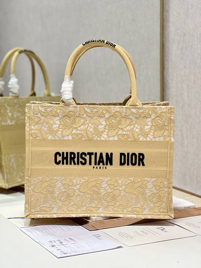 限时优惠,中号390 原单品质,支持退换 网纱杏 中号 Dior Book Tote 购物袋 这款Book Tote手袋灵感来自女装创意总监玛丽亚 嘉茜娅 蔻丽 限时优惠,中号390 原单品质,支持退换 网纱杏 中号 Dior Book Tote 购物袋 这款Book Tote手袋灵感来自女装创意总监玛丽亚 嘉茜娅 蔻丽