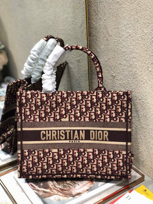 限时优惠，中号390 原单品质，支持退换 老花红 中号 Dior Book Tote 购物袋 这款Book Tote手袋灵感来自女装创意总监玛丽亚 嘉茜娅 蔻丽