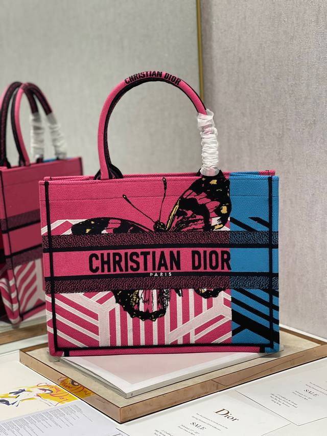 限时优惠，中号390 原单品质，支持退换 彩蝴蝶 中号 Dior Book Tote 购物袋 这款Book Tote手袋灵感来自女装创意总监玛丽亚 嘉茜娅 蔻丽