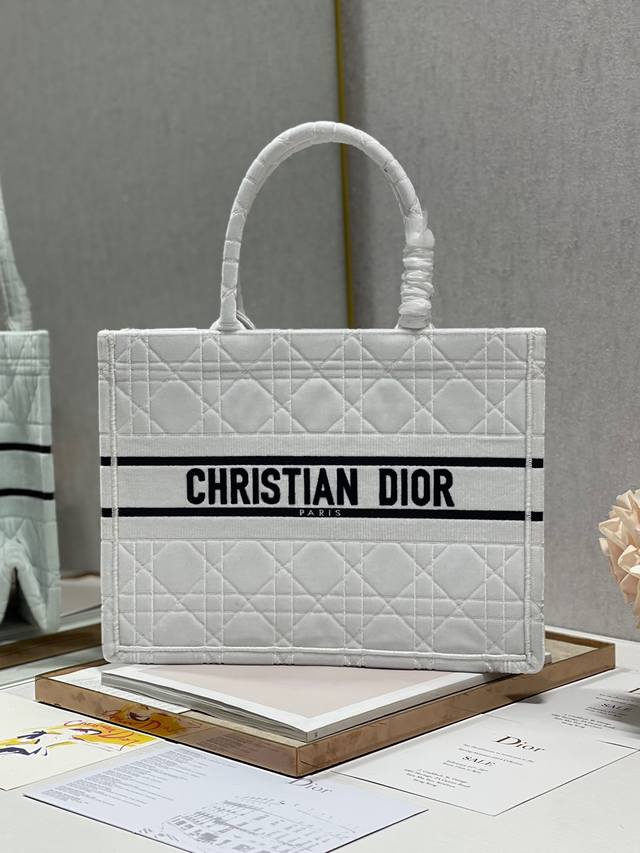 限时优惠，中号390 原单品质，支持退换 大白林格 中号 Dior Book Tote 购物袋 这款Book Tote手袋灵感来自女装创意总监玛丽亚 嘉茜娅 蔻