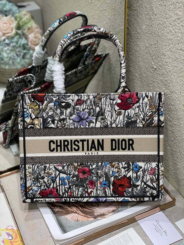 限时优惠,中号390 原单品质,支持退换 田园花 中号 Dior Book Tote 购物袋 这款Book Tote手袋灵感来自女装创意总监玛丽亚 嘉茜娅 蔻丽 限时优惠,中号390 原单品质,支持退换 田园花 中号 Dior Book Tote 购物袋 这款Book Tote手袋灵感来自女装创意总监玛丽亚 嘉茜娅 蔻丽