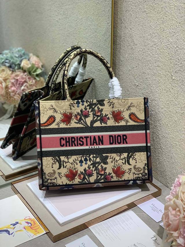 限时优惠，中号390 原单品质，支持退换 木棉花 中号 Dior Book Tote 购物袋 这款Book Tote手袋灵感来自女装创意总监玛丽亚 嘉茜娅 蔻丽