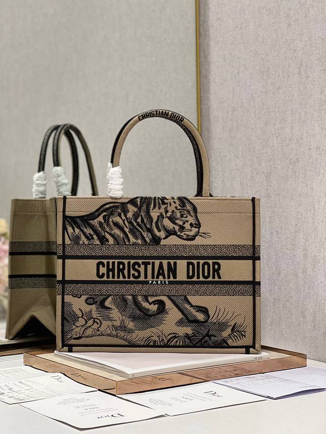 限时优惠，中号390 原单品质，支持退换 杏老虎 中号 Dior Book Tote 购物袋 这款Book Tote手袋灵感来自女装创意总监玛丽亚 嘉茜娅 蔻丽