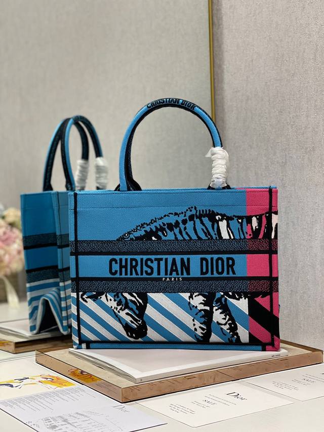 限时优惠,中号390 原单品质,支持退换 蓝色斑马 中号 Dior Book Tote 购物袋 这款Book Tote手袋灵感来自女装创意总监玛丽亚 嘉茜娅 蔻 限时优惠,中号390 原单品质,支持退换 蓝色斑马 中号 Dior Book Tote 购物袋 这款Book Tote手袋灵感来自女装创意总监玛丽亚 嘉茜娅 蔻