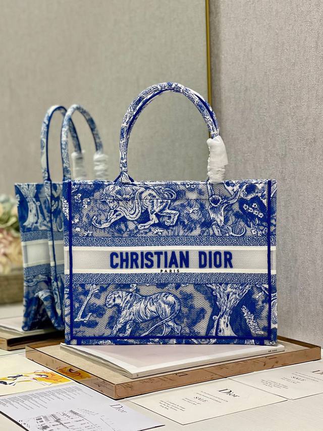 限时优惠，中号390 原单品质，支持退换 透明荧光蓝虎 中号 Dior Book Tote 购物袋 这款Book Tote手袋灵感来自女装创意总监玛丽亚 嘉茜娅