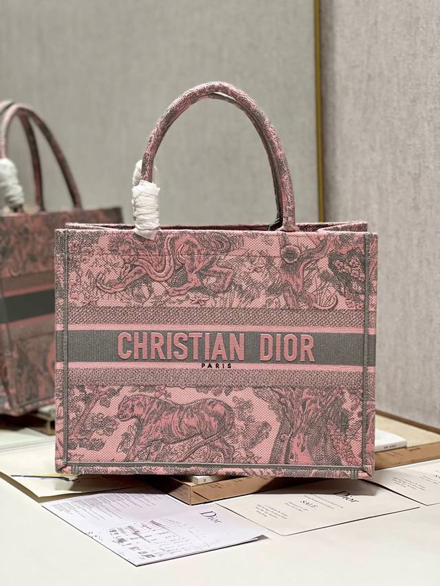 限时优惠，中号390 全新包装，支持退换 旧粉底虎 中号 Dior Book Tote 购物袋 这款Book Tote手袋灵感来自女装创意总监玛丽亚 嘉茜娅 蔻