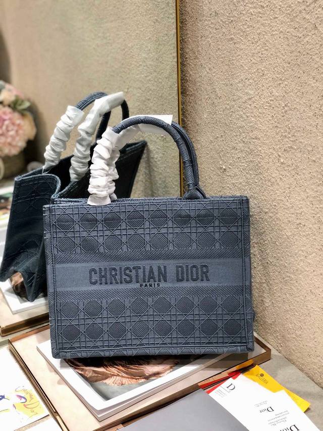 限时优惠，中号390 全新包装，支持退换 方格格线深蓝 中号 Dior Book Tote 购物袋 这款Book Tote手袋灵感来自女装创意总监玛丽亚 嘉茜娅