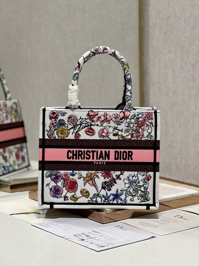 限时优惠，小号350 原单品质，支持退换 蝶恋花粉 新尺寸 Dio.R Mini Book Tote 复古又时髦的凹造型单品精湛的刺绣工艺完美呈现 随手一搭就能