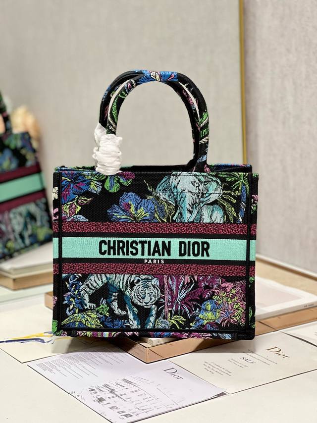 限时优惠，小号350 原单品质，支持退换 大象绿 新尺寸 Dio.R Mini Book Tote 复古又时髦的凹造型单品精湛的刺绣工艺完美呈现 随手一搭就能给