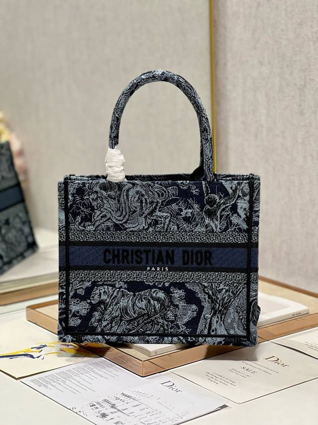 限时优惠,小号350 原单品质,支持退换 牛仔蓝虎 新尺寸 Dio.R Mini Book Tote 复古又时髦的凹造型单品精湛的刺绣工艺完美呈现 随手一搭就能 限时优惠,小号350 原单品质,支持退换 牛仔蓝虎 新尺寸 Dio.R Mini Book Tote 复古又时髦的凹造型单品精湛的刺绣工艺完美呈现 随手一搭就能