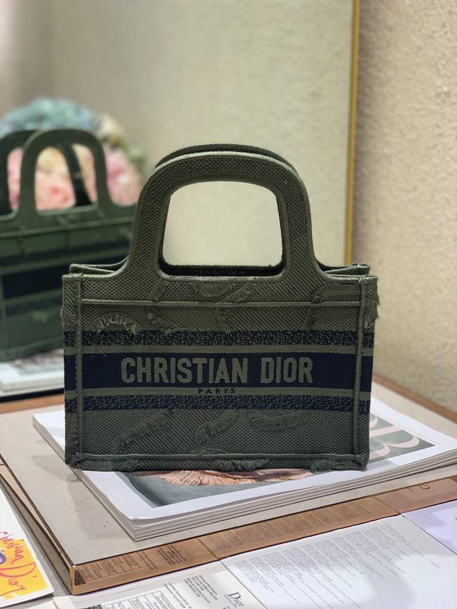 限时优惠，迷你330 原单品质，支持退换 流苏绿 迷你号 Dio.R Mini Book Tote 复古又时髦的凹造型单品精湛的刺绣工艺完美呈现 随手一搭就能给