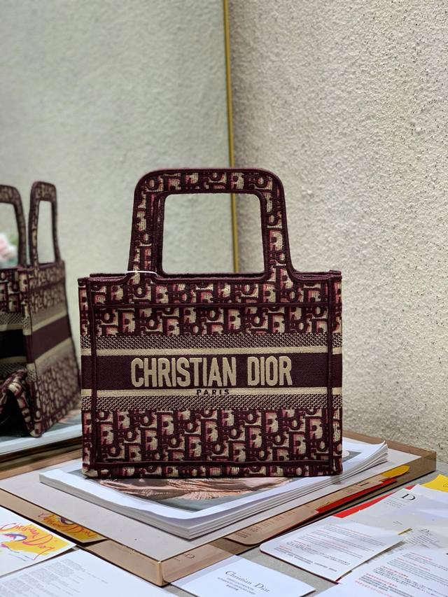 限时优惠，迷你330 原单品质，支持退换 酒红D 迷你号 Dio.R Mini Book Tote 复古又时髦的凹造型单品精湛的刺绣工艺完美呈现 随手一搭就能给