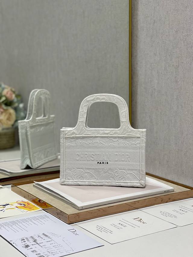 限时优惠，迷你330 原单品质，支持退换 蕾丝花白 迷你号 Dio.R Mini Book Tote 复古又时髦的凹造型单品精湛的刺绣工艺完美呈现 随手一搭就能