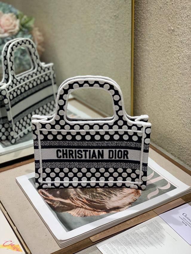 限时优惠，迷你330 原单品质，支持退换 圆点白 迷你号 Dio.R Mini Book Tote 复古又时髦的凹造型单品精湛的刺绣工艺完美呈现 随手一搭就能给