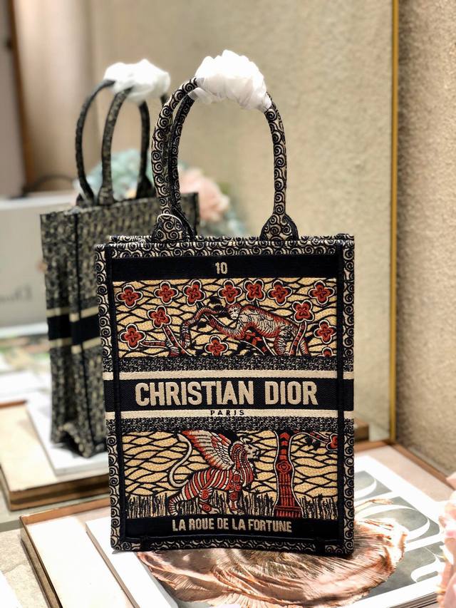 限时优惠，330 原单品质，支持退换 Dior迷你Book Tote手机袋 彩色塔罗牌10 这款手机袋是本季新品，由玛丽亚 嘉茜娅 蔻丽 Maria Grazi