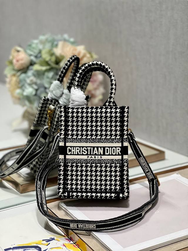 限时优惠，330 原单品质，支持退换 Dior迷你Book Tote手机袋 千鸟格 这款手机袋是本季新品，由玛丽亚 嘉茜娅 蔻丽 Maria Grazia Ch