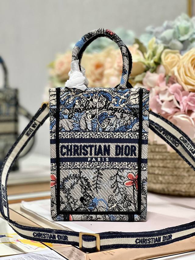 限时优惠，330 原单品质，支持退换 Dior迷你Book Tote手机袋 繁花蓝 这款手机袋是本季新品，由玛丽亚 嘉茜娅 蔻丽 Maria Grazia Ch