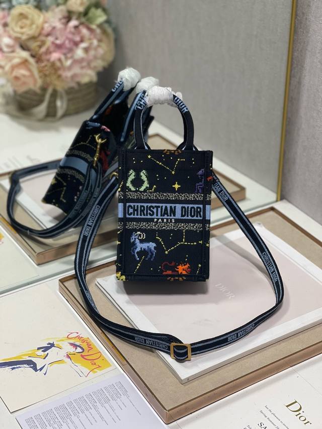 限时优惠，330 原单品质，支持退换 Dior迷你Book Tote手机袋 七夕黑 这款手机袋是本季新品，由玛丽亚 嘉茜娅 蔻丽 Maria Grazia Ch