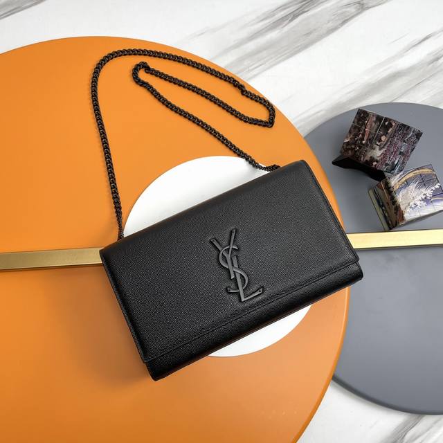 顶级原单 如果一个女孩儿想入手一款包，又经典又实用好搭，最好还有几分酷劲儿，比较有年轻感，那她绝对要选择Y家经典的Logo包包！像这只Monogram Kate