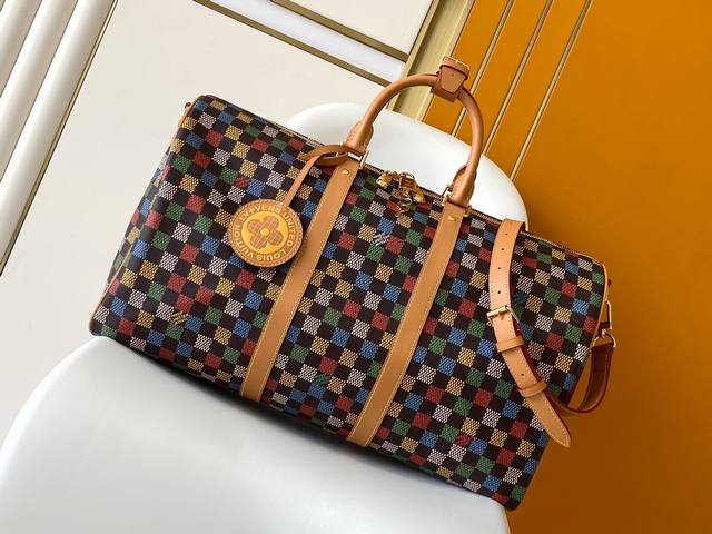 N00170 163C01动态芯片 本款Keepall 50 Monogram Crystals 手袋以光泽感十足的丝缎基底制成，印有 Monogram 图案，