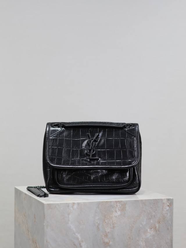 niki_22Cm 黑色鳄鱼纹 简直不要太酷，包型好看没有缺点，定制蛇纹牛皮营造出复古照旧风格 手拎或者腋下都很可 气场十足男女均可驾驭 时尚与功能兼备 上身舒